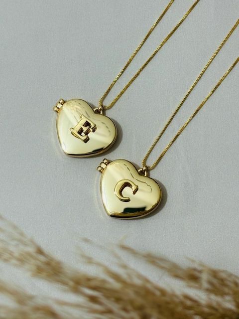 Colar Relicário Coração + Inicial - comprar online