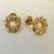 Brinco Flor com detalhes em Relevo Banhado com Ouro 18k - comprar online