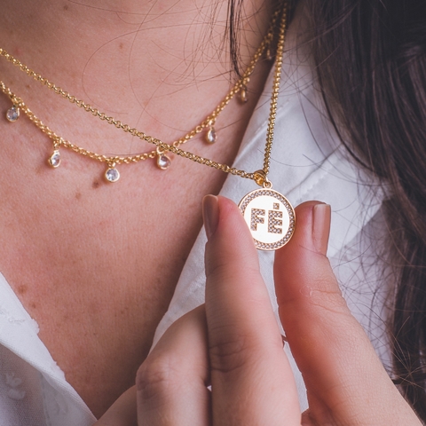 Colar com Pingente Fé Cravejado com Zircônias Banhado com Ouro 18k