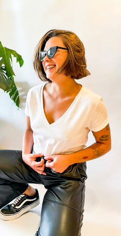 Remera escote V lisa