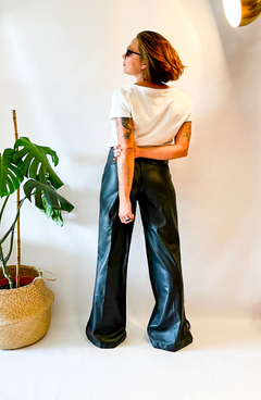 Remera escote V lisa - comprar online