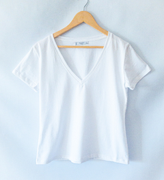 Remera escote V lisa en internet