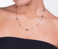 Cordão folheado a ouro 18k com flores vazadas medindo 850 cm 531247