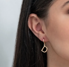Brinco argola com letras folheado a ouro 18k letra D - tam.único 526614