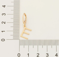 Brinco argola com letras folheado a ouro 18K letra E 526614 - comprar online