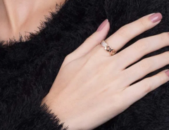 Anel com aro no formato de corações com zircônias folheado a ouro 18k Cód. 512334 - comprar online