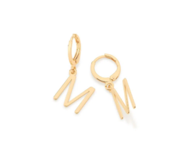 Brinco argola com letras folheado a ouro 18k letra M 526614