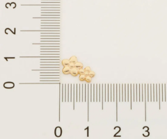 Brinco formado por 2 flores grandes e 2 flores pequenas Folheado a ouro 18k 526630 na internet