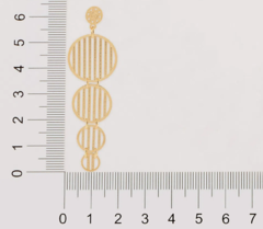 Brinco formado por círculos de diferentes tamanhos, com detalhes vazados. med 5,9 cm folheado a ouro 18k 523281 na internet