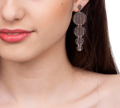 Brinco formado por círculos de diferentes tamanhos, com detalhes vazados. med 5,9 cm folheado a ouro 18k 523281 - comprar online