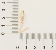 Brinco argola com letras folheado a ouro 18k letra V 526614 - comprar online
