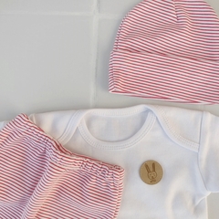 Ajuar 3 piezas: Body BLANCO + Ranita + Gorro RAYADO ROJO en internet