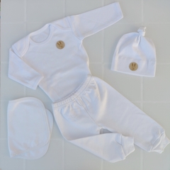 Ajuar 4 piezas BLANCO algodón : Body + Pantalón + Gorro + Babita - comprar online