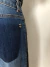 Calça jeans flare com aplicação em courino