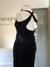 Vestido longo preto em veludo molhado na internet