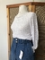 Blusa branca em crochê com pérolas