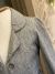 Blazer cinza mescla com plissado na internet