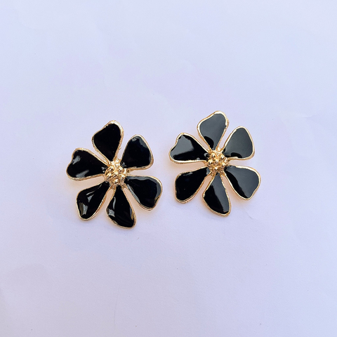 Brinco Flor Preta Esmaltada