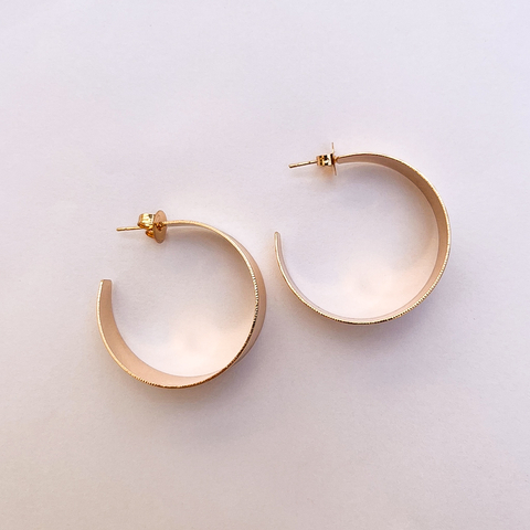 Argola Larga Texturizada Dourada