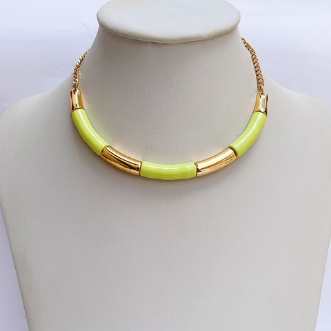 Colar Meio Aro Esmaltado Verde Dourado