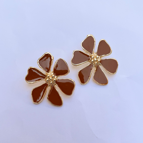 Brinco Flor Marrom Esmaltada