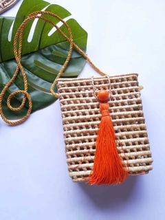 pocket quadrada com detalhes laranja
