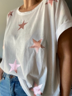 Remera Oversize con estrellas metal pink