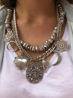Collar con piedras de vidrio y mix de mosquetones y una cadena labrada con dijes surtidos - comprar online