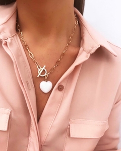 Collar dorado con broche corbatero con dije de corazón marfil en internet