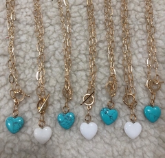 Collar dorado con broche corbatero con dije de corazón acqua - comprar online