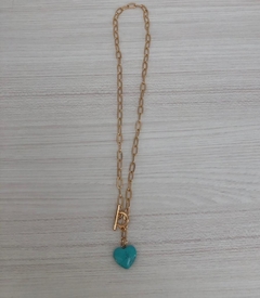 Collar dorado con broche corbatero con dije de corazón acqua en internet