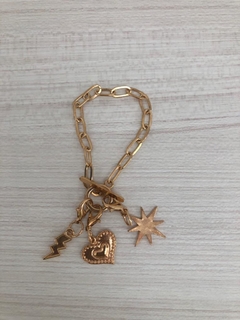 Pulsera dorada con mix de dijes, rayo/corazón/estrella - comprar online
