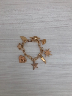 Pulsera dorada con dijes mix - comprar online