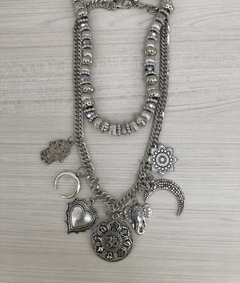 Collar con piedras de vidrio y mix de mosquetones y una cadena labrada con dijes surtidos