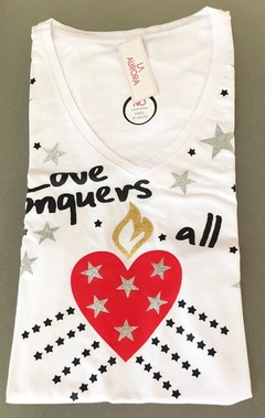 Remera Love Conquers All - comprar online