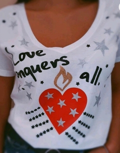 Remera Love Conquers All - La Aurora