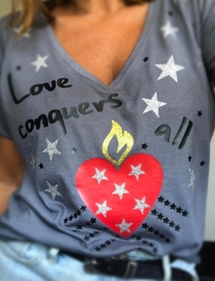 Remera Love Conquers All en internet