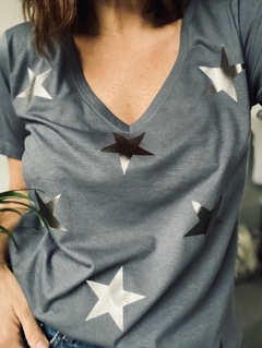 Remera Gris con Estrellas Metal Foil Peltre