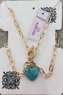 Collar dorado con broche corbatero con dije de corazón acqua
