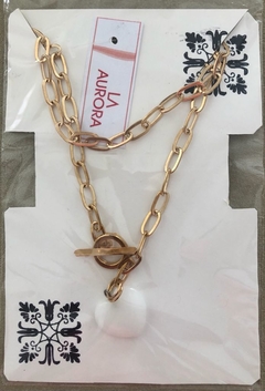 Collar dorado con broche corbatero con dije de corazón marfil