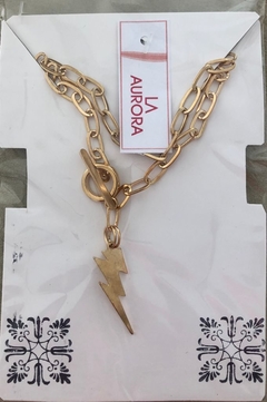 Collar Corbatero dorado dije Rayo 2 en 1 , para usar doble y corto o simple y largo
