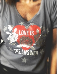 Remera Love Is The Answers - La Aurora