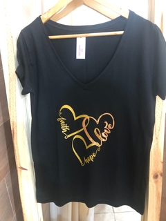 Remera Corazones Entrelazados Dorado