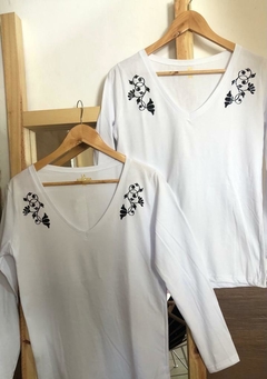 Remera Floral manga larga