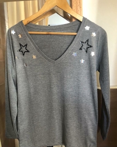 Remera estrellitas plateadas y negras manga larga
