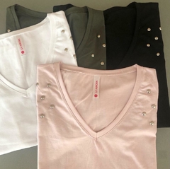 Remera con Tachas en los hombros en internet