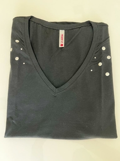 Remera con Tachas en los hombros - La Aurora