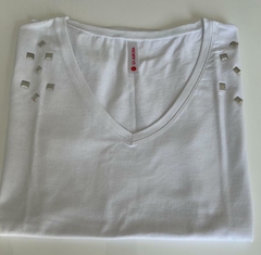 Remera con Tachas en los hombros - comprar online
