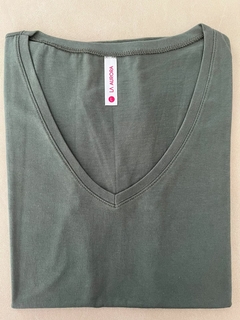 Remera básica manga corta cuello V (verde militar)