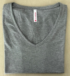 Remera básica manga corta cuello V ( gris topo)